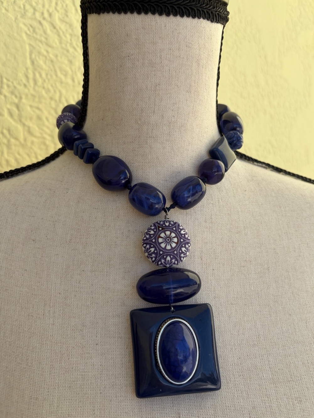 Chico’s chunky navy blue polished Resin Necklace